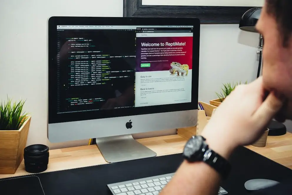 What are the steps to build a website with HTML?